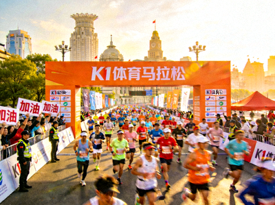 K1体育策划的大型城市马拉松赛事活动现场，人群涌动